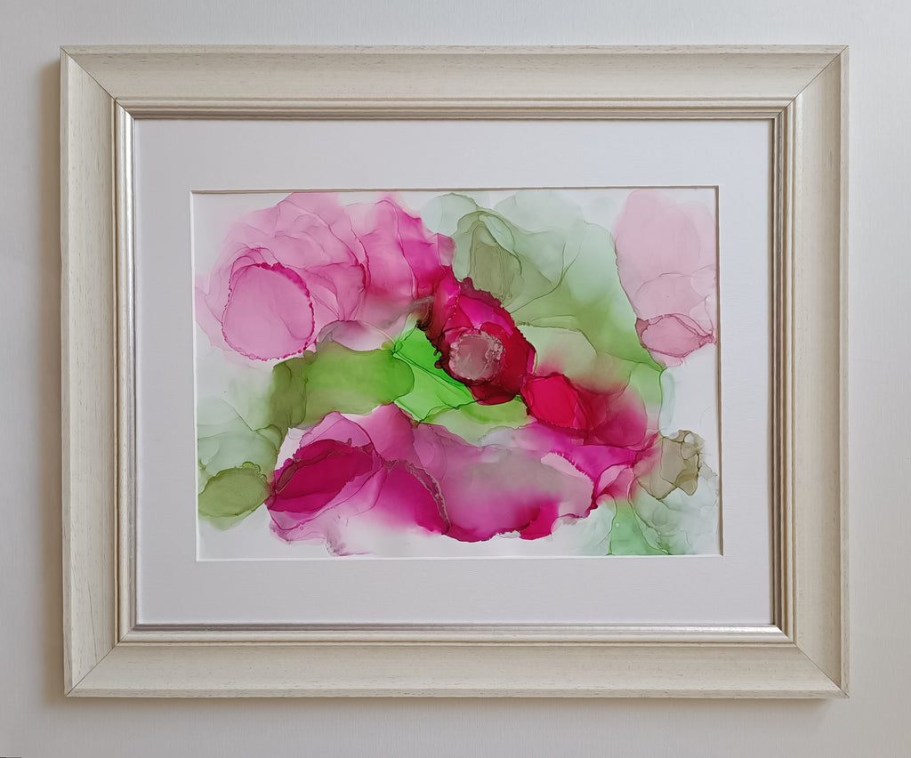 Quadro su carta yupo, con cornice panna/argento 40x50 cm . Disegno fuxia, verde e cromo